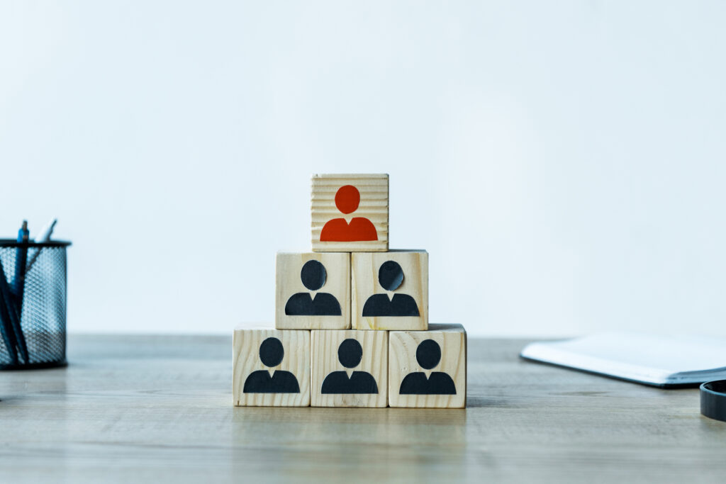 Figuras de personas en forma de pirámide.