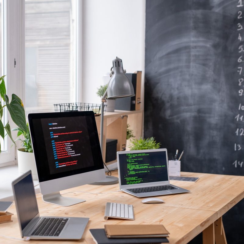 Mesa con dos ordenadores para programadores.
