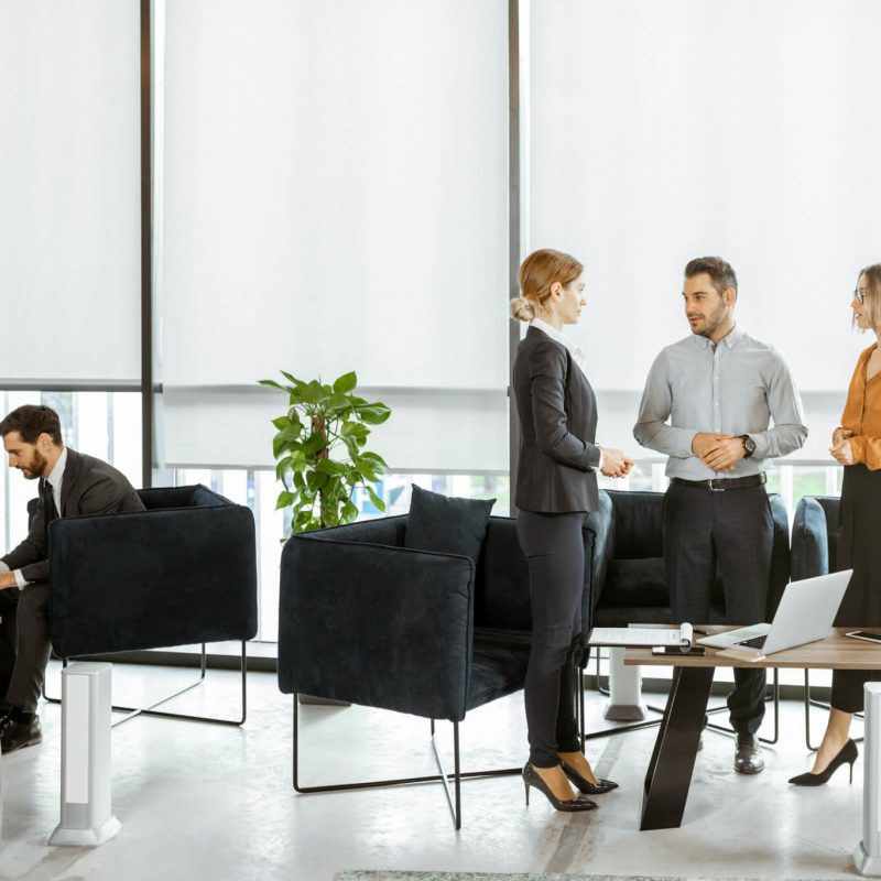 Oficina grande con personas reunidas.