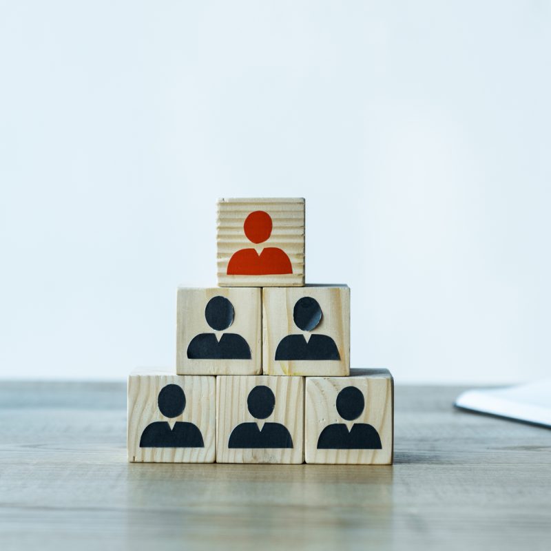 Figuras de personas en forma de pirámide.